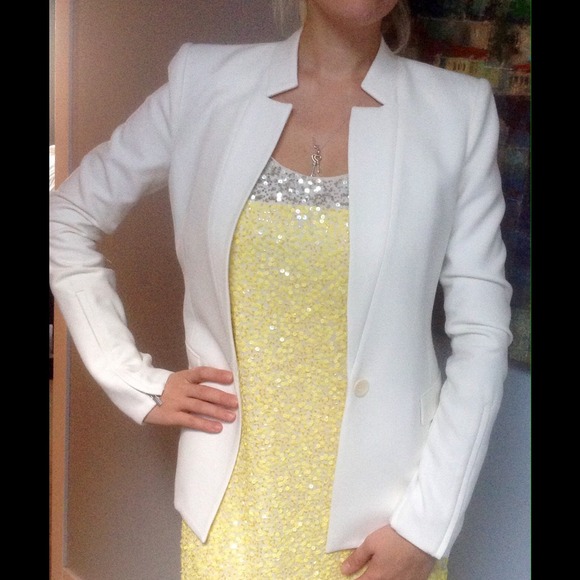 BCBGMaxAzria Jackets & Blazers - BSBG MAXAZRIA White Slim Blazer. Size S.