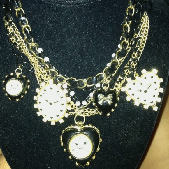 Still looking for this betsey johnson necklace!!!