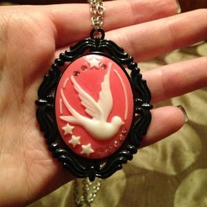 💀Hot Topic💀 Dove necklace NWOT