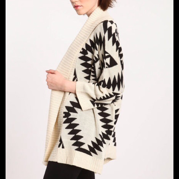 ⚡️FLASH SALE⚡️Gorgeous Tribal Print Cardigan - Picture 2 of 4