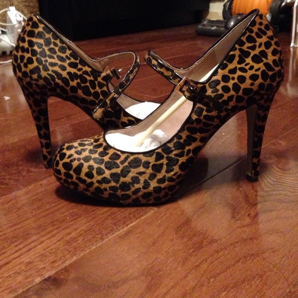 Vince Camuto leopard print Mary Jane pumps - Picture 2 of 3