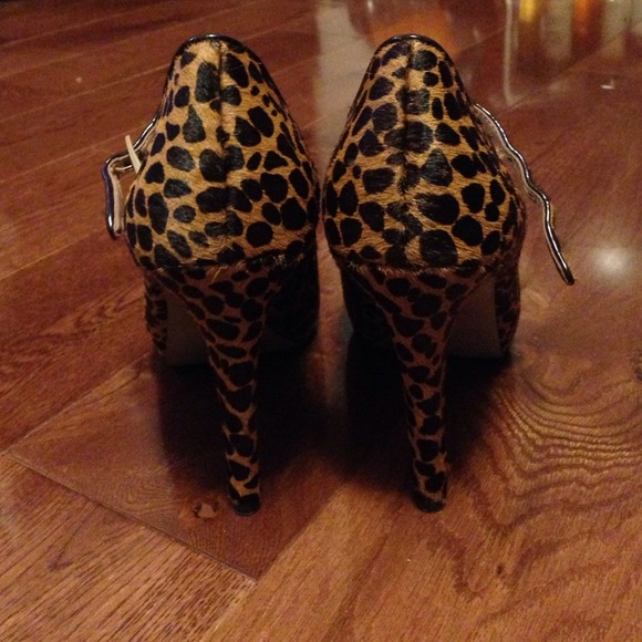 Vince Camuto leopard print Mary Jane pumps - Picture 3 of 3