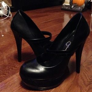 Jessica Simpson black leather platform pumps