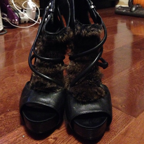 guess by Marciano black fur pumps