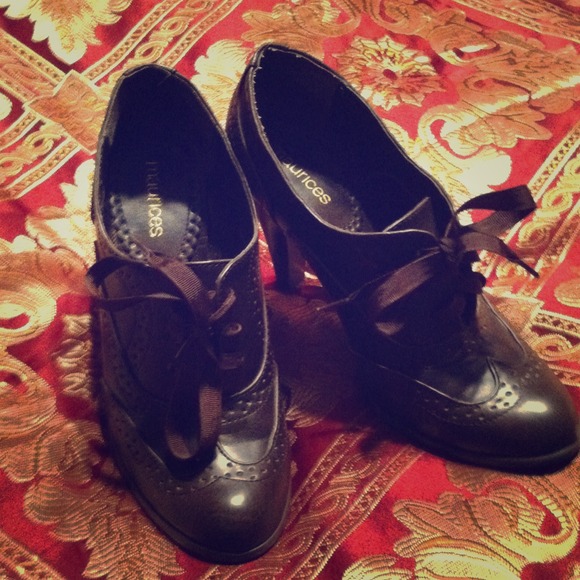 Cute short booties size 7 1/2 in Excellent cond.