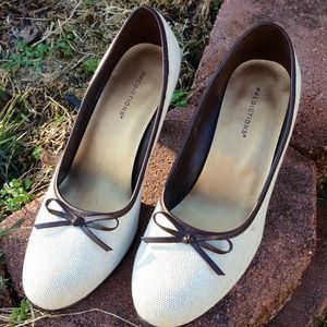 XBUNDLEDXCanvas shoes, with brown detailing, cute!