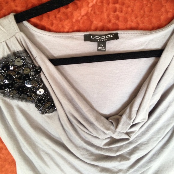 Dressy top size 1x - Picture 2 of 2