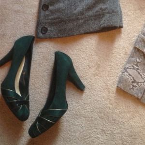 Emerald green and gold pump