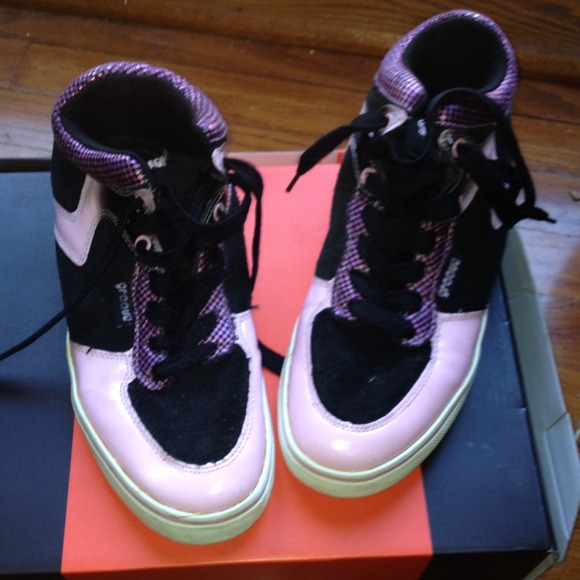 Pink styling tennis shoes - Picture 1 of 1