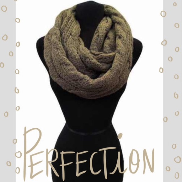 🎉HP🎉 Cable Knit Infinity Scarf in Mocha Brown - Picture 3 of 4