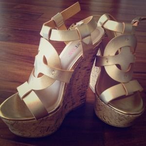 NWOT JustFab Rosamund Gold Cork Wedges 6.5
