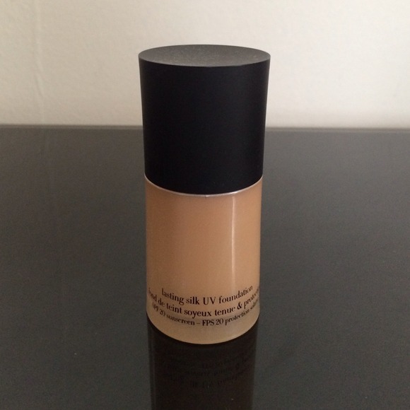SOLD Giorgio Armani lasting silk foundation - Picture 1 of 2