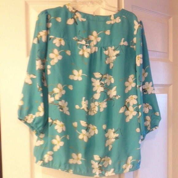 Loft blue flower peasant top. Petit Medium - Picture 3 of 3