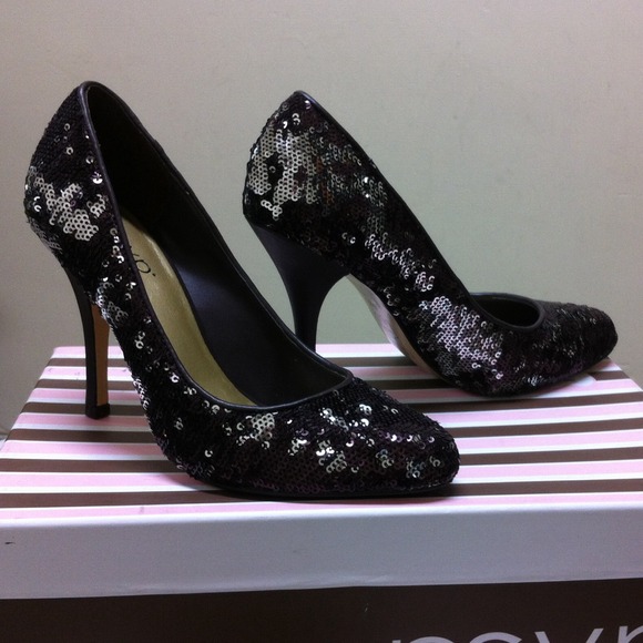 Sequin pumps