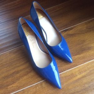 Blue pumps