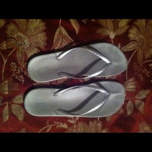 Size 10/11 flip flops