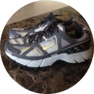 NIKE Tennis Shoes•Grey & Yellow•Size 7.5