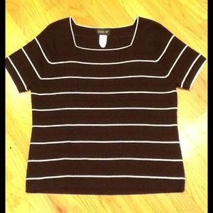 💰REDUCED💰Classic Black & White Textured Top 😃