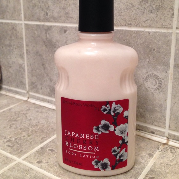 🚫TRADED🚫Japanese cherry blossom body lotion