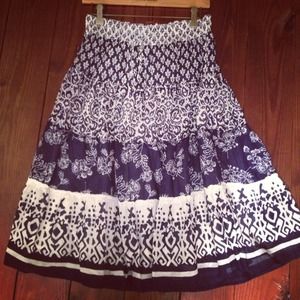 White/navy blue skirt