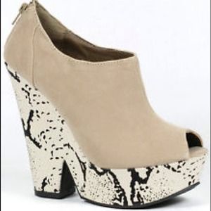 🎊Reduced!!!!!🎊.    Wedge/Heel