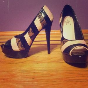 Peep toe pump