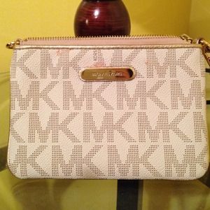 Pre-loved michael kors wristlet