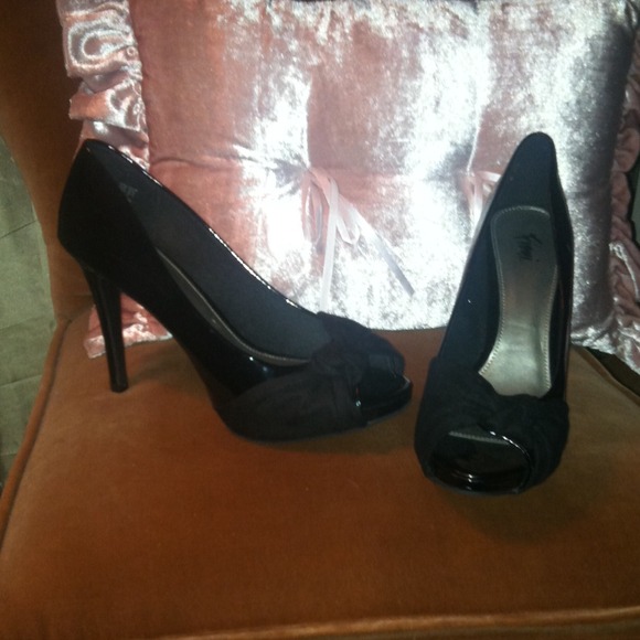 Black open toed heels, look brand new! 😊