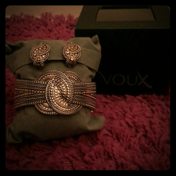 Clio on Earrings and Bracelet Box Set