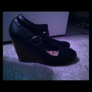 Black-strapped wedge shoes