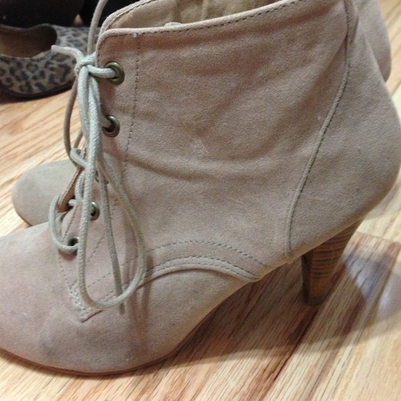 Cute booties - Picture 2 of 2