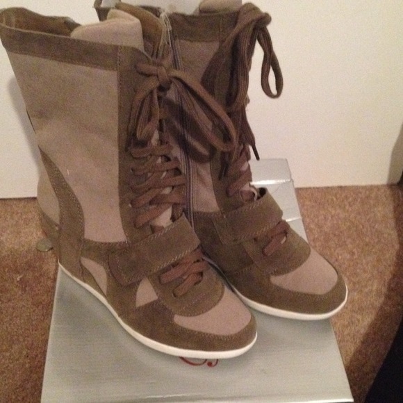 Wedge sneakers