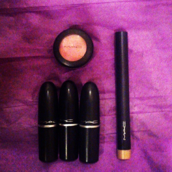 MAC Other - 💢STEALDEAL💢Authentic MAC make up bundle!! ❤❤❤