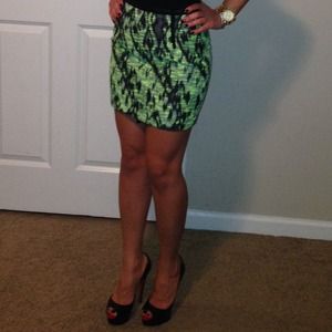 🚫SOLD🚫chic Leather trimmed neon green skirt