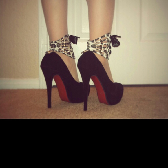 ***SOLD***~*HOST PICK*~ Sassy & Stylish 11/24! - Picture 3 of 3