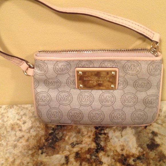 Michael kors wristlet