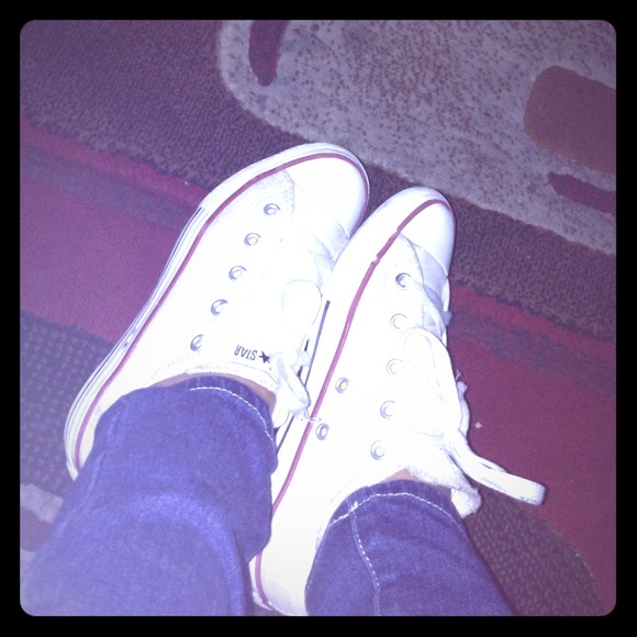 White converse - Picture 1 of 1