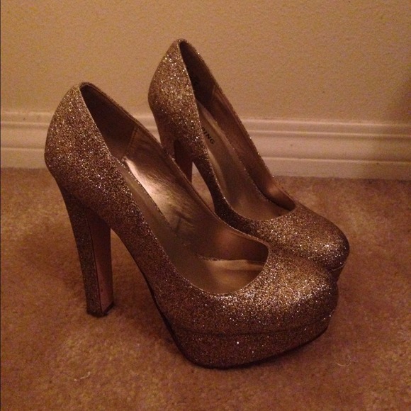 🎉 HOST PICK 💕🎉 Gold glitter heels ✨ - Picture 2 of 4