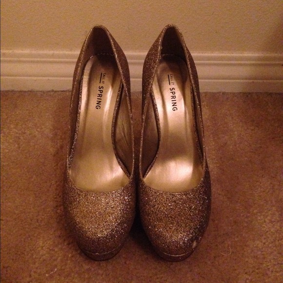 🎉 HOST PICK 💕🎉 Gold glitter heels ✨ - Picture 3 of 4