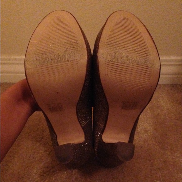 🎉 HOST PICK 💕🎉 Gold glitter heels ✨ - Picture 4 of 4