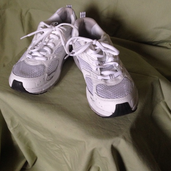 Dr. Scholl's personal trainer tennis shoe.