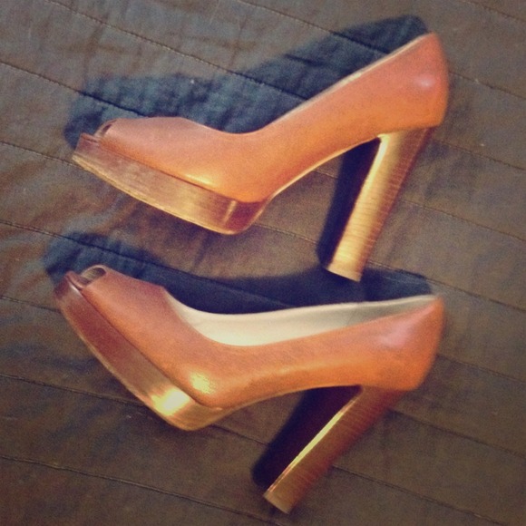 Michael Kors Shoes - HOST PICK!! Michael Kors tan platform pumps 8.5!