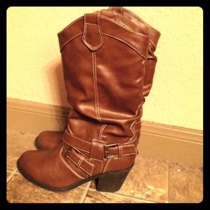 Medium high Boots size 6. Worn one time.