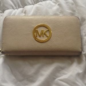 Micheal Kors Zip Wallet