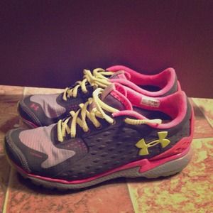 SOLD!!!Women's size 6 Under Armor tennis shoes!!