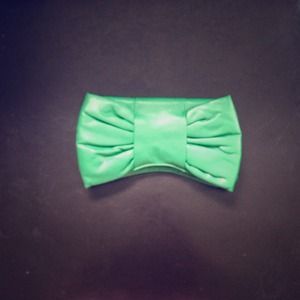 Small kelly green bow clutch