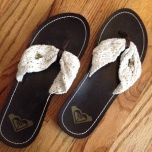 NWOT Roxy crochet flipflops