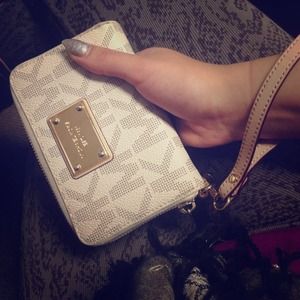 💥REDUCED💥Micheal Kors Phone Wristlet