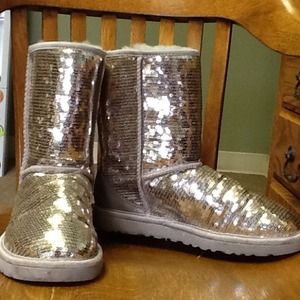 ⭐️HOST PICK⭐️! Silver/gold Ugg boots. Authentic!