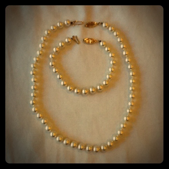 🎁DONATED💞Pearl necklace and bracelet set 👑